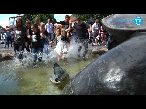 Brunnenspringen der VLG-Abiturienten