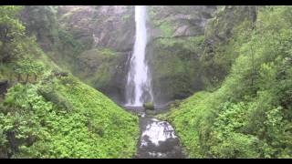 preview picture of video 'bottom of upper part of Multnomah Falls, 4k'