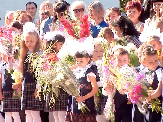 Мэр округа поздравил школьников, родителей и педагогов