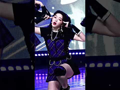 look at her expression, is so cool 😲