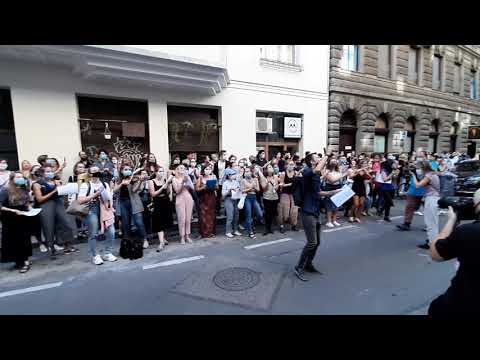 Közös énekléssel álltak ki az SZFE mellett Zeneakadémisták