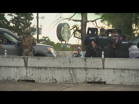Negotiator opens up about diffusing dangerous standoff in middle of I-45