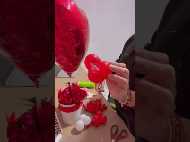 Vídeo relacionado con Globo corazón personalizado de 45 cm en papel aluminio rojo o rosa, con nombre en vinilo adhesivo. Ideal para San Valentín, cumpleaños y regalos románticos. Incluye inflador e instrucciones.