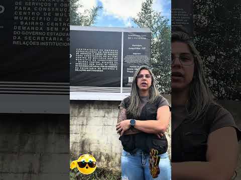 ENGENHEIRA PAOLA FALA SOBRE A PLACA FIXADA HOJE NA CONSTRUÇÃO DO CENTRO MULTIUSO NO ANTIGO LIXÃO DE JUQUITIBA