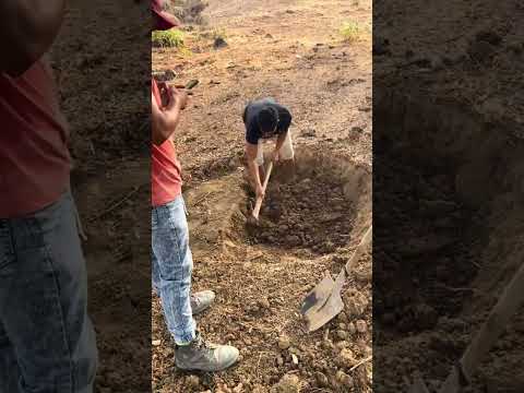 buscando agua con las varillas de radiestesia conseguimos agua a los 15 metros  #shorts #pozos