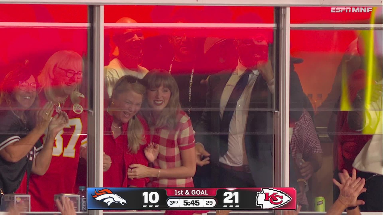 TRAVIS KELCE MAKES BIG PLAY; TAYLOR SWIFT CELEBRATES