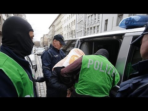Germania, arrestati tre sospetti dell'Isil: "Volevano attaccare Berlino"