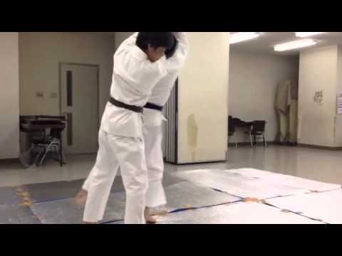 諸手捕り交差崩し投げ