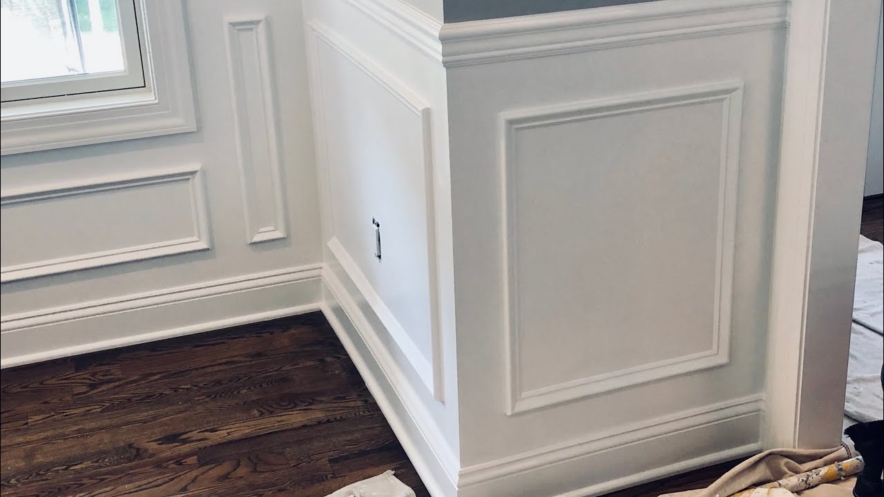 Revestimiento de madera con paneles a media altura