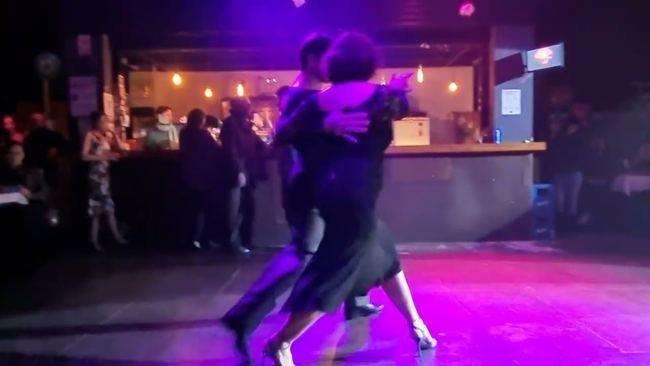 Corina de la Rosa y Ale Andrian 1/4 A La Parrilla
