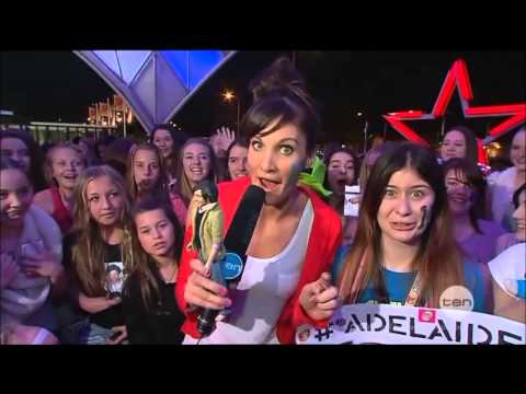 One Direction in Australia & fans "Twerking" One Direction Dolls #onedirection #Harry_Styles