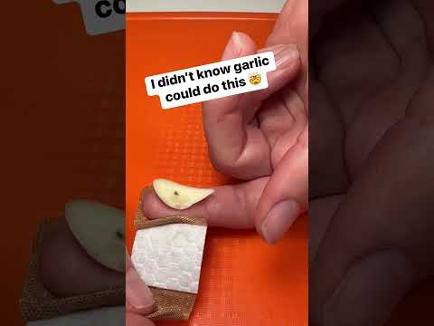 It helps remove the splinter 🤯 #garlic #hack #bandaid #splinter #amazing