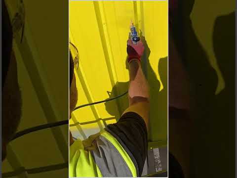 Peinture du bardage métallique Lomatrans par les équipes 2KM