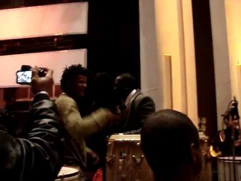 Trio Preto com Akon e Seu Jorge ! Samba na BBC !