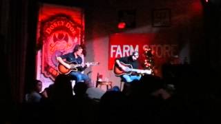 Wade Bowen&#39;s Live Acoustic Version of &quot;Walkin Along the Fenceline&quot;