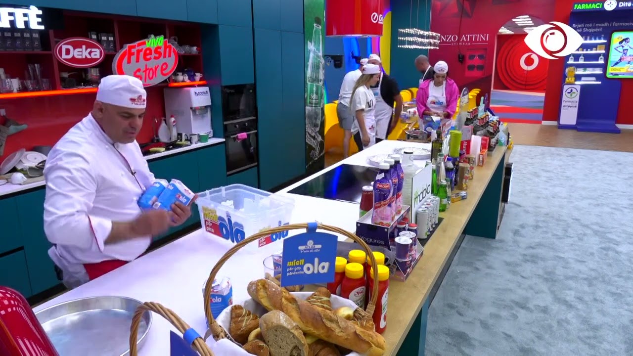 Banorët marrin miellin Ola për të përgatitur picat me ndihmën e picajolit