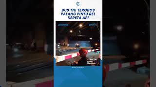 Download lagu Detik-detik Bus Dinas TNI AL Terobos Palang Rel Nyaris Tertabrak Kereta mp3