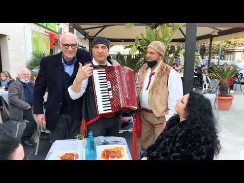 Una bella mora improvvisa uno stornello a Ladispoli al Gran Bar Nazionale - www.stornellatori.it