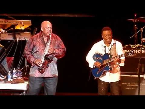 'Iconic' Gerald Albright ft. 'Stormin' Norman Brown - "In The Moment" (LIVE)