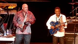 'Iconic' Gerald Albright ft. 'Stormin' Norman Brown - "In The Moment" (LIVE)