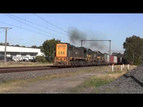 Pacific National UP Maryvale paper train X 44 long end leading