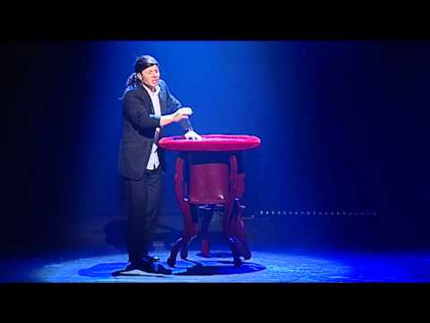 Oskar Freysinger par Yann Lambiel - Les bananes bleues