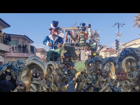 Il sole, la folla, l’allegria: al via il Carnevale di Viareggio 2026