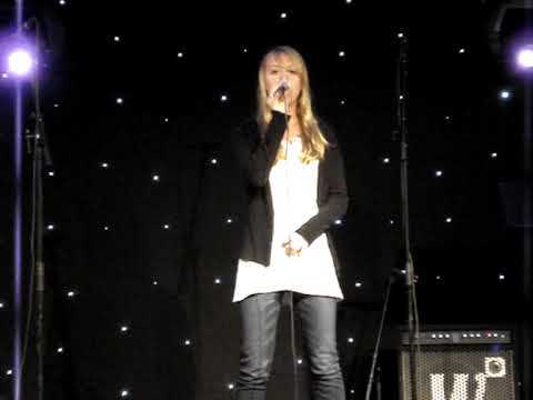 Walking in Memphis (av Marc Cohn) sjungen av Lina.