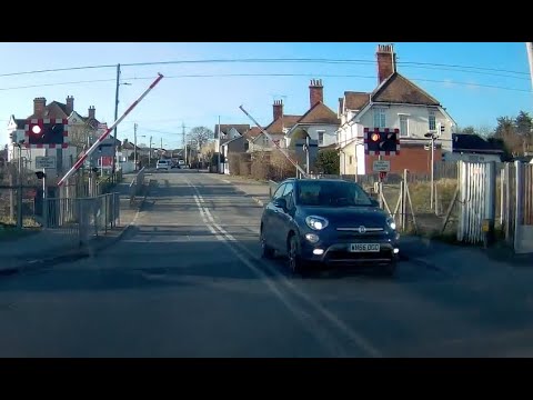 Fiat 500X - WN66 OGO - Driver Ignores railway crossing warning lights in SWF