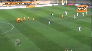 con-la-maschera-di-anonymous-aggredisce-i-poliziotti