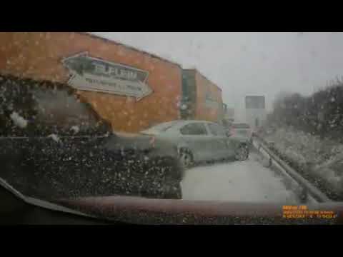 Karambol w Czechach [20.01.22]: 20 samochodów osobowych, 16 ciężarowych i 6 osób rannych