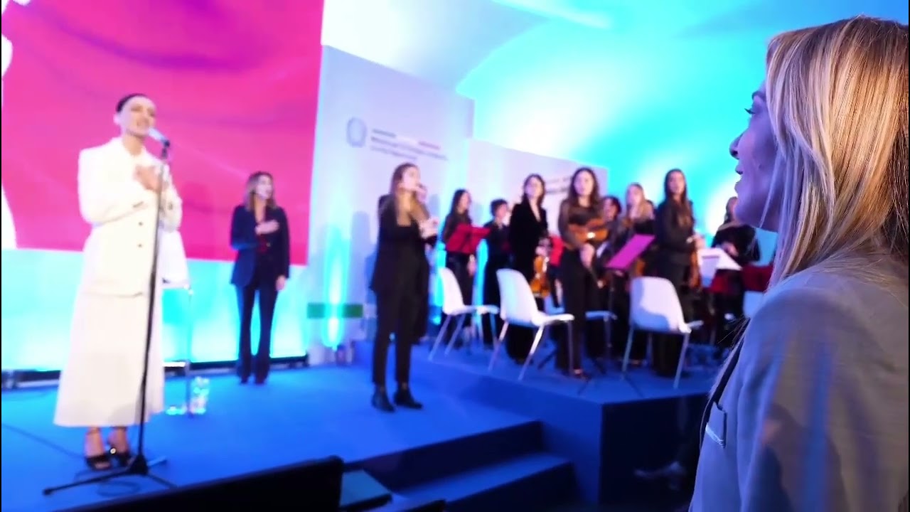 GIORGIA MELONI CANTA L’INNO D’ITALIA MENTRE ARISA SI ESIBISCE DAL VIVO