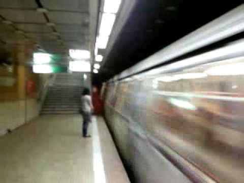 Intrarea unui tren de metrou IVA in Statia Timpuri Noi.