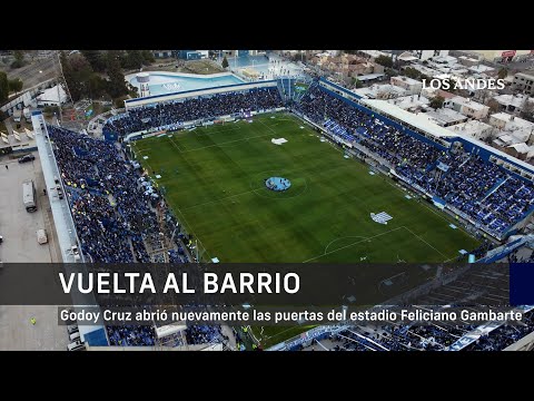 "Vuelta al barrio. Después de 20 años, Godoy Cruz abrió otra vez las puertas del Feliciano Gambarte." Barra: La Banda del Expreso &bull; Club: Godoy Cruz
