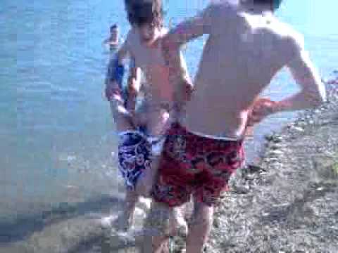 Ragazzo lanciato nel lago