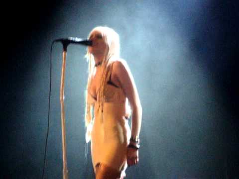 The Pretty Reckless @ Paris - Supersonic / Time Is Running Out (Oasis / Muse Cover)