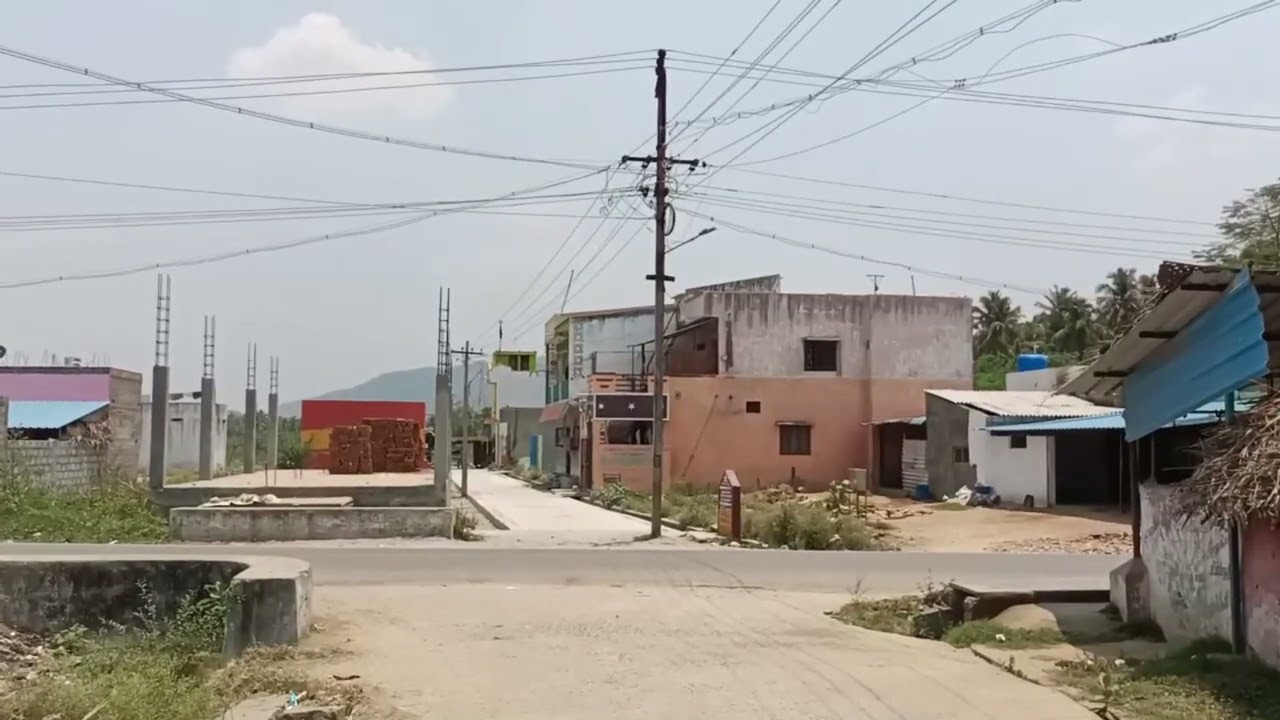 கழிவுநீர் கால்வாய் நடுவிலும் மின் கம்பம்! மக்கள் அச்சம்!