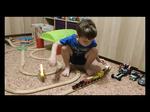 Собираем деревянную железную дорогу Ikea. Катаем паровозики