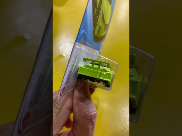 Vídeo relacionado con Hot Wheels - Nissan Leaf Nismo RC_02 - JBC27 - TH - Treasure Hunt - HW EV 10/10 - Coche de carreras eléctrico verde a escala 1:64 - Modelo Nissan con licencia oficial - Mattel 2025 (168/250) - 1:64