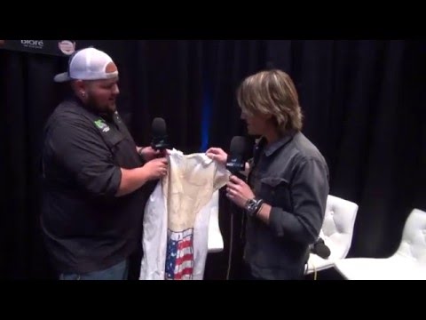 Keith Urban Shows Off His New Bathing Suit For Summer 2016