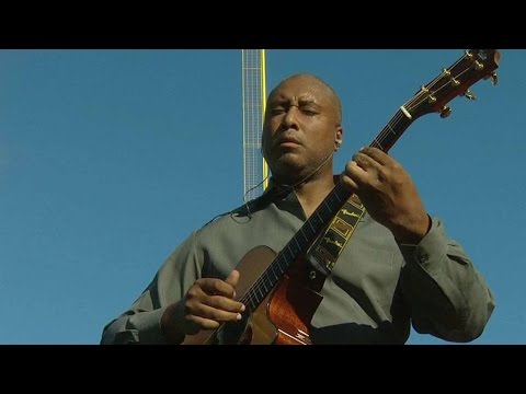 NYY@BOS: Williams plays guitar for Jeter's last game