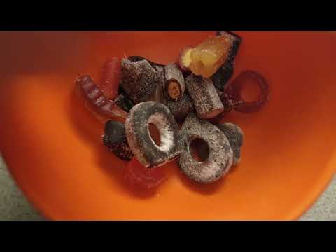 MongoTV_8369 - LAVER EN LILLE SKÅL SLIK LIDT FØR FREDAG MIDNAT OG KLIPPER SLIK I SMÅ STYKKER