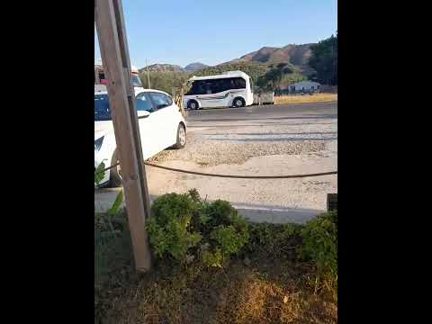 Um ônibus de transporte público de Marmaris passando perto do centro de kart de Marmaris a caminho de Marmaris.