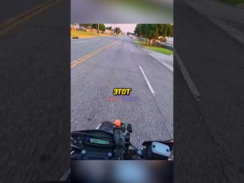 Этого байкера с дочкой остановили копы.. 😰