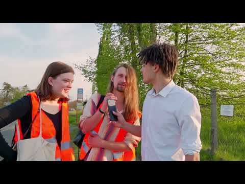 Velké množství lidí na zástávce Dobříš, Lom