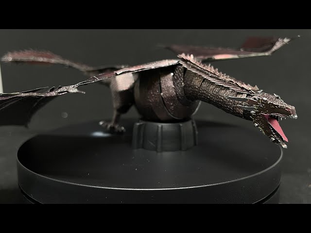 Vídeo relacionado con AMONT | Daga Decorativa Ira de Dragón 61 cm | Réplica de Exhibición sin Filo en Acero Rojo y Dorado con Soporte | EYM
