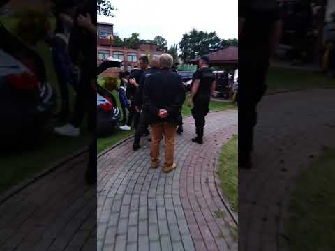 Emila z Daj to głośniej spieszy się do samochodu po koncercie w Morawicy.