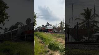 Download lagu Sangarnya suara deru mesin lokomotif Sprinter CC 203 saat melintasi jalur menanjak mp3