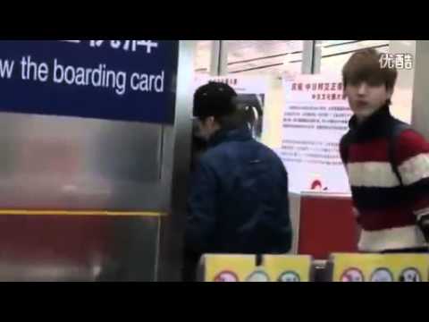 FANCAM 120402 EXO M   Chen Xiumin & Kris Bow to Fans @ Beijing Aiport 360p