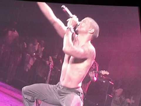 Trey songz playing with himself (Summer Jam 2010)